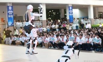 Students at Giảng Võ Secondary School in Hà Nội take part in a special interaction with humanoid AI robots named “AIMOGA” on August, 2026. VNA/VNS Photo Thanh Tùng