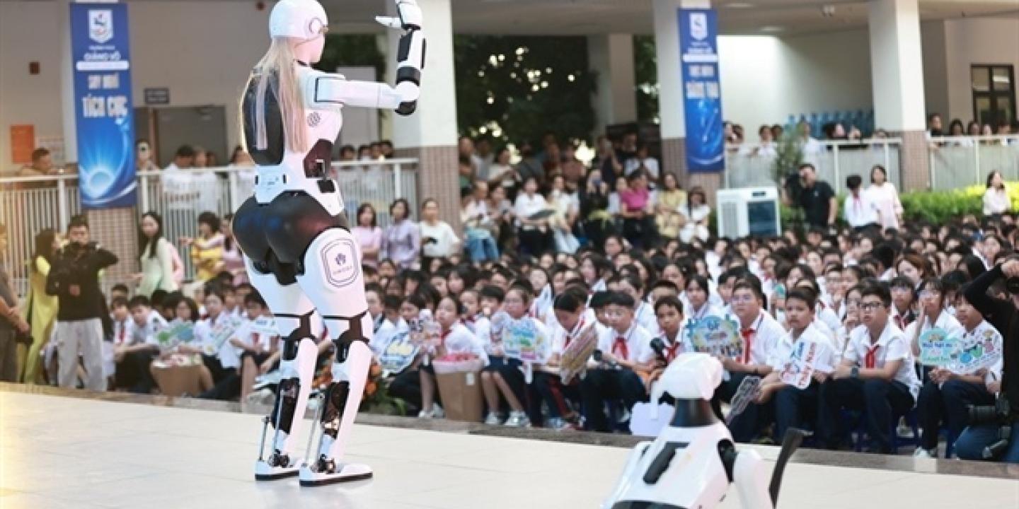 Students at Giảng Võ Secondary School in Hà Nội take part in a special interaction with humanoid AI robots named “AIMOGA” on August, 2026. VNA/VNS Photo Thanh Tùng